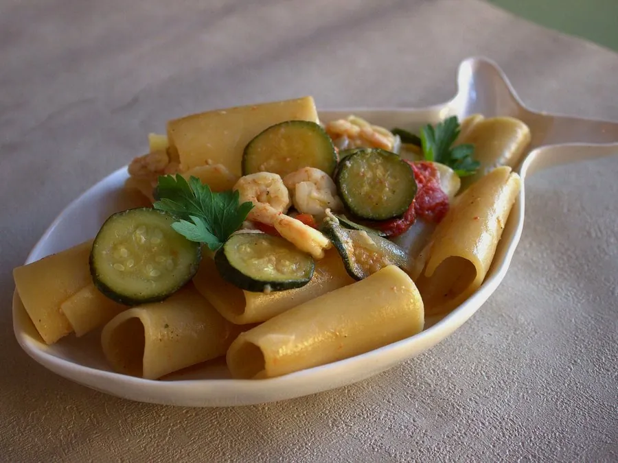 Paccheri zucchine e gamberi, specialità della casa