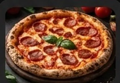Pizza al salame appena servita su un tagliere di legno